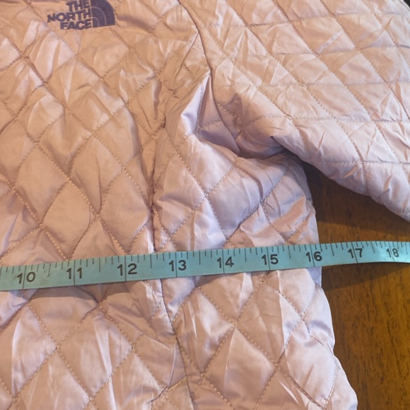 The North Face Purple Jacket. Woman’s. Should fit a medium. No tag - Picture 4 of 6